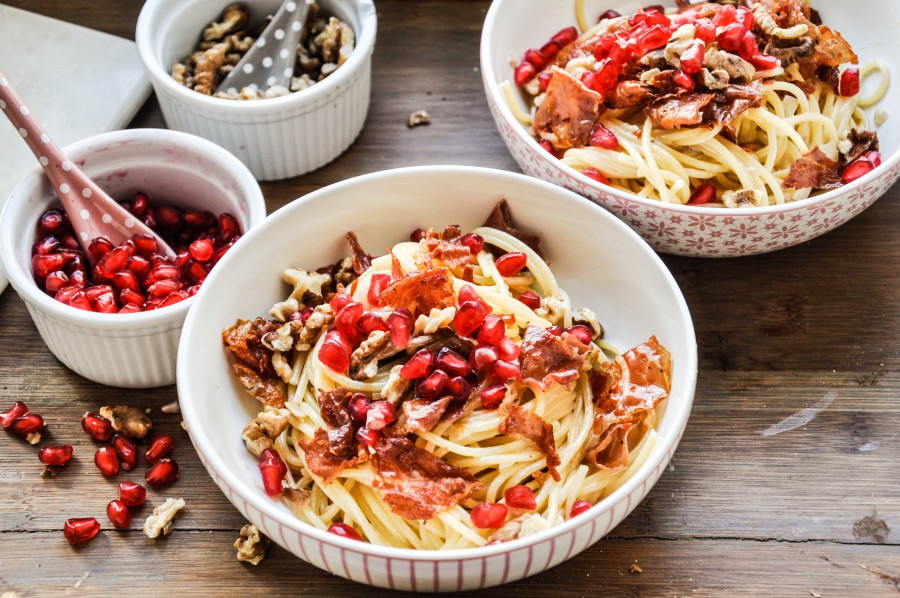 Tiny Spoon Rezepte - Spaghetti mit Granatapfel, Walnusskernen & Prosciutto