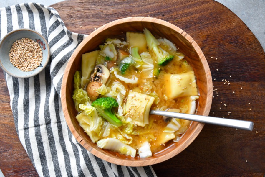 Tiny Spoon Rezepte - Miso-Gemüsesuppe mit Bürger Suppenmaultaschen
